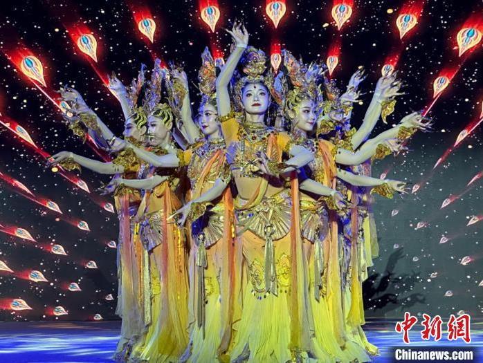 圖為甘肅演藝集團歌舞劇院表演的舞蹈《金光千佛》。(資料圖)戴文昌 攝 圖為甘肅演藝集團歌舞劇院表演的舞蹈《金光千佛》。(資料圖)戴文昌 攝