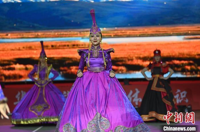 圖為開幕式現場蒙古族服飾秀。李亞龍 攝</p>
<p> 圖為開幕式現場蒙古族服飾秀。李亞龍 攝</p>
<p>