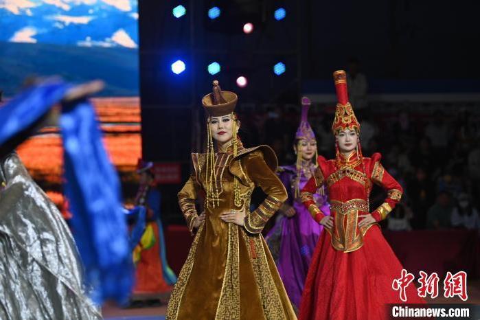 圖為開幕式現場蒙古族服飾秀。李亞龍 攝</p>
<p> 圖為開幕式現場蒙古族服飾秀。李亞龍 攝</p>
<p>