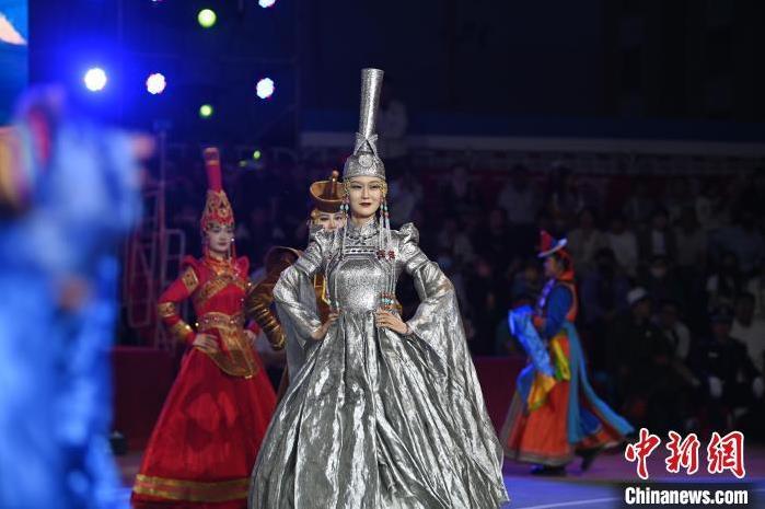 圖為開幕式現場蒙古族服飾秀。李亞龍 攝</p>
<p> 圖為開幕式現場蒙古族服飾秀。李亞龍 攝</p>
<p>