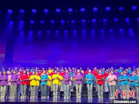 5月28日晚，“詩意甘肅·絲路長風(fēng)三千里”——月出涼州·武威詩會在甘肅省武威市漢唐天馬城舉行。楊娜 攝