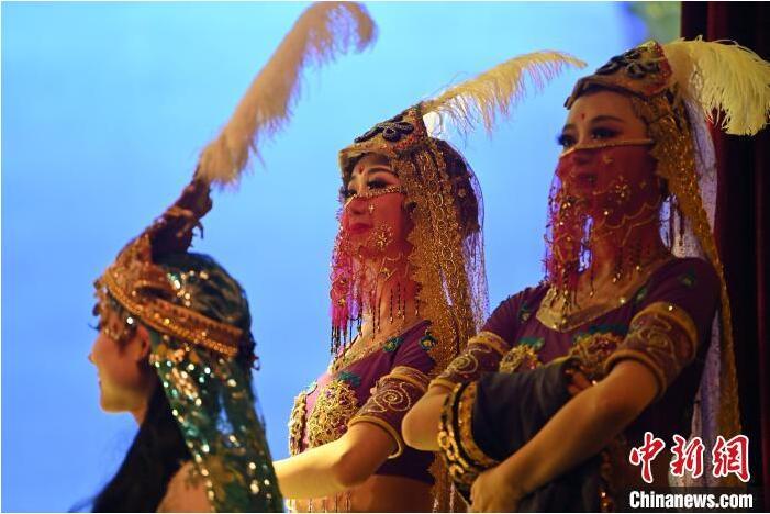 7月18日晚,中國經典舞劇《絲路花雨》在甘肅蘭州黃河劇院進行演出。中國經典舞劇《絲路花雨》迎來45周年,7月17日-8月4日在蘭州開啟為期多天的駐場演出。該舞劇取材于敦煌莫高窟壁畫,集中國霓裳羽衣舞、敦煌舞、印度舞、黑巾舞、波斯馬鈴舞等于一身,自1979年演出至今,該劇先后在40多個國家和地區演出近4000場,觀眾550多萬人次。中新社記者 李亞龍 攝</p>
<p> 7月18日晚,中國經典舞劇《絲路花雨》在甘肅蘭州黃河劇院進行演出。中國經典舞劇《絲路花雨》迎來45周年,7月17日-8月4日在蘭州開啟為期多天的駐場演出。該舞劇取材于敦煌莫高窟壁畫,集中國霓裳羽衣舞、敦煌舞、印度舞、黑巾舞、波斯馬鈴舞等于一身,自1979年演出至今,該劇先后在40多個國家和地區演出近4000場,觀眾550多萬人次。中新社記者 李亞龍 攝</p>
<p>