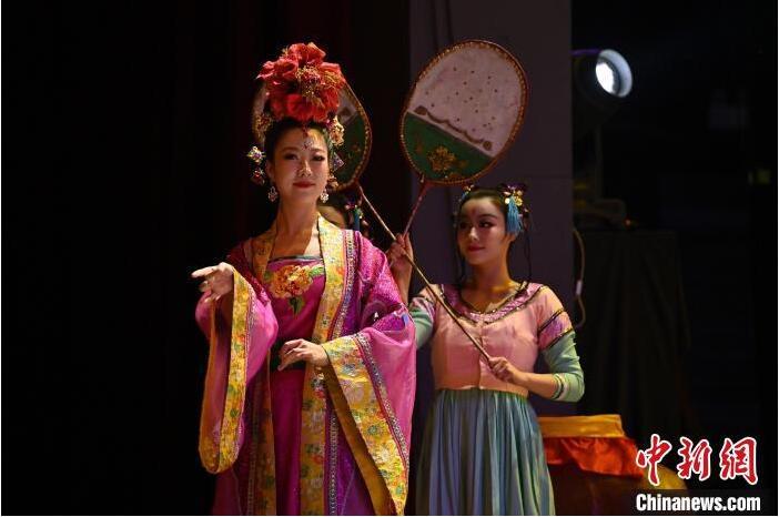 7月18日晚,中國經典舞劇《絲路花雨》在甘肅蘭州黃河劇院進行演出。中國經典舞劇《絲路花雨》迎來45周年,7月17日-8月4日在蘭州開啟為期多天的駐場演出。該舞劇取材于敦煌莫高窟壁畫,集中國霓裳羽衣舞、敦煌舞、印度舞、黑巾舞、波斯馬鈴舞等于一身,自1979年演出至今,該劇先后在40多個國家和地區演出近4000場,觀眾550多萬人次。中新社記者 李亞龍 攝</p>
<p> 7月18日晚,中國經典舞劇《絲路花雨》在甘肅蘭州黃河劇院進行演出。中國經典舞劇《絲路花雨》迎來45周年,7月17日-8月4日在蘭州開啟為期多天的駐場演出。該舞劇取材于敦煌莫高窟壁畫,集中國霓裳羽衣舞、敦煌舞、印度舞、黑巾舞、波斯馬鈴舞等于一身,自1979年演出至今,該劇先后在40多個國家和地區演出近4000場,觀眾550多萬人次。中新社記者 李亞龍 攝</p>
<p>