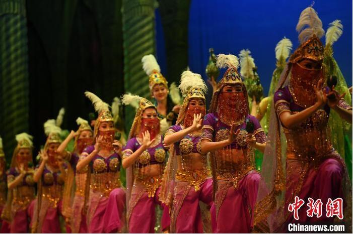 7月18日晚,中國經典舞劇《絲路花雨》在甘肅蘭州黃河劇院進行演出。中國經典舞劇《絲路花雨》迎來45周年,7月17日-8月4日在蘭州開啟為期多天的駐場演出。該舞劇取材于敦煌莫高窟壁畫,集中國霓裳羽衣舞、敦煌舞、印度舞、黑巾舞、波斯馬鈴舞等于一身,自1979年演出至今,該劇先后在40多個國家和地區演出近4000場,觀眾550多萬人次。中新社記者 李亞龍 攝</p>
<p> 7月18日晚,中國經典舞劇《絲路花雨》在甘肅蘭州黃河劇院進行演出。中國經典舞劇《絲路花雨》迎來45周年,7月17日-8月4日在蘭州開啟為期多天的駐場演出。該舞劇取材于敦煌莫高窟壁畫,集中國霓裳羽衣舞、敦煌舞、印度舞、黑巾舞、波斯馬鈴舞等于一身,自1979年演出至今,該劇先后在40多個國家和地區演出近4000場,觀眾550多萬人次。中新社記者 李亞龍 攝</p>
<p>
