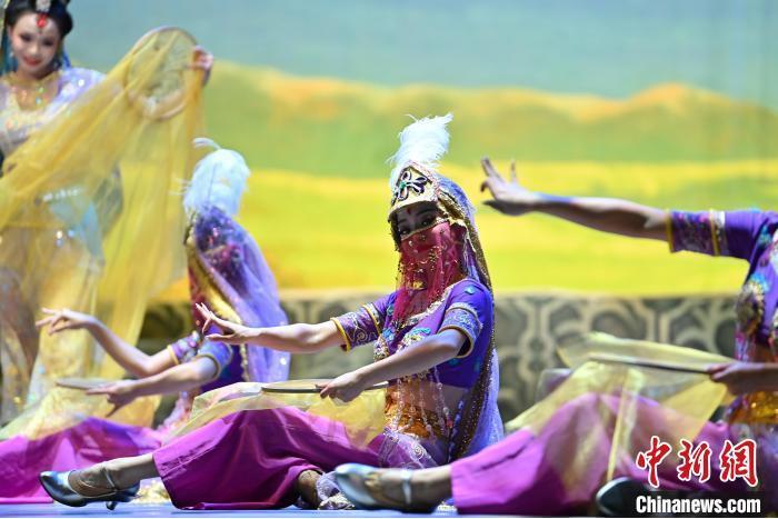 7月18日晚,中國經典舞劇《絲路花雨》在甘肅蘭州黃河劇院進行演出。中國經典舞劇《絲路花雨》迎來45周年,7月17日-8月4日在蘭州開啟為期多天的駐場演出。該舞劇取材于敦煌莫高窟壁畫,集中國霓裳羽衣舞、敦煌舞、印度舞、黑巾舞、波斯馬鈴舞等于一身,自1979年演出至今,該劇先后在40多個國家和地區演出近4000場,觀眾550多萬人次。中新社記者 李亞龍 攝</p>
<p> 7月18日晚,中國經典舞劇《絲路花雨》在甘肅蘭州黃河劇院進行演出。中國經典舞劇《絲路花雨》迎來45周年,7月17日-8月4日在蘭州開啟為期多天的駐場演出。該舞劇取材于敦煌莫高窟壁畫,集中國霓裳羽衣舞、敦煌舞、印度舞、黑巾舞、波斯馬鈴舞等于一身,自1979年演出至今,該劇先后在40多個國家和地區演出近4000場,觀眾550多萬人次。中新社記者 李亞龍 攝</p>
<p>