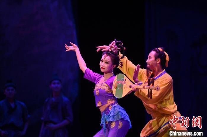 7月18日晚,中國經典舞劇《絲路花雨》在甘肅蘭州黃河劇院進行演出。中國經典舞劇《絲路花雨》迎來45周年,7月17日-8月4日在蘭州開啟為期多天的駐場演出。該舞劇取材于敦煌莫高窟壁畫,集中國霓裳羽衣舞、敦煌舞、印度舞、黑巾舞、波斯馬鈴舞等于一身,自1979年演出至今,該劇先后在40多個國家和地區演出近4000場,觀眾550多萬人次。中新社記者 李亞龍 攝</p>
<p> 7月18日晚,中國經典舞劇《絲路花雨》在甘肅蘭州黃河劇院進行演出。中國經典舞劇《絲路花雨》迎來45周年,7月17日-8月4日在蘭州開啟為期多天的駐場演出。該舞劇取材于敦煌莫高窟壁畫,集中國霓裳羽衣舞、敦煌舞、印度舞、黑巾舞、波斯馬鈴舞等于一身,自1979年演出至今,該劇先后在40多個國家和地區演出近4000場,觀眾550多萬人次。中新社記者 李亞龍 攝</p>
<p>