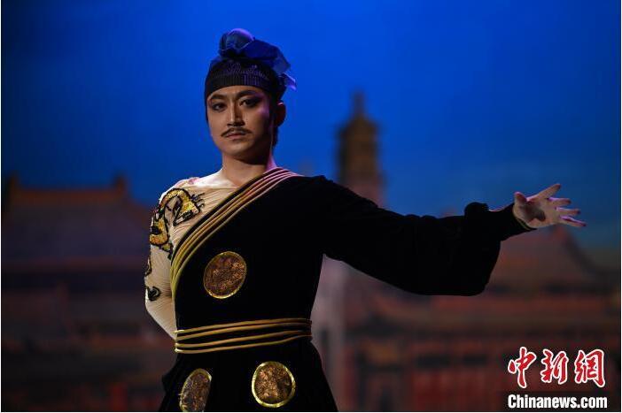 7月18日晚,中國經典舞劇《絲路花雨》在甘肅蘭州黃河劇院進行演出。中國經典舞劇《絲路花雨》迎來45周年,7月17日-8月4日在蘭州開啟為期多天的駐場演出。該舞劇取材于敦煌莫高窟壁畫,集中國霓裳羽衣舞、敦煌舞、印度舞、黑巾舞、波斯馬鈴舞等于一身,自1979年演出至今,該劇先后在40多個國家和地區演出近4000場,觀眾550多萬人次。中新社記者 李亞龍 攝 7月18日晚,中國經典舞劇《絲路花雨》在甘肅蘭州黃河劇院進行演出。中國經典舞劇《絲路花雨》迎來45周年,7月17日-8月4日在蘭州開啟為期多天的駐場演出。該舞劇取材于敦煌莫高窟壁畫,集中國霓裳羽衣舞、敦煌舞、印度舞、黑巾舞、波斯馬鈴舞等于一身,自1979年演出至今,該劇先后在40多個國家和地區演出近4000場,觀眾550多萬人次。中新社記者 李亞龍 攝