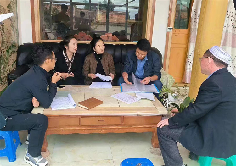 1721813680895357.jpg 臨潭縣卓洛鄉紀委工作人員在下園子村農戶家中了解在發放大病救助補助資金中是否存在落實不及時、不到位等作風方面的問題。.jpg