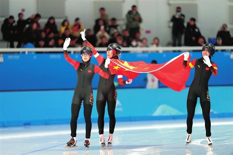 2月11日，中國(guó)隊(duì)選手楊濱瑜（中）、阿合娜爾·阿達(dá)克、韓梅（右）在比賽后慶祝。